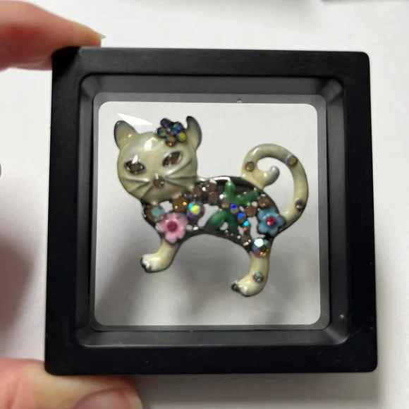 Brooch-cat, NIP,  enamel beige paint/ rhinestones, 1.9x1.5 - Picture 6 of 8